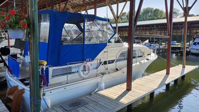 1976 Chris-Craft 350 Catalina Photo 2 of 38