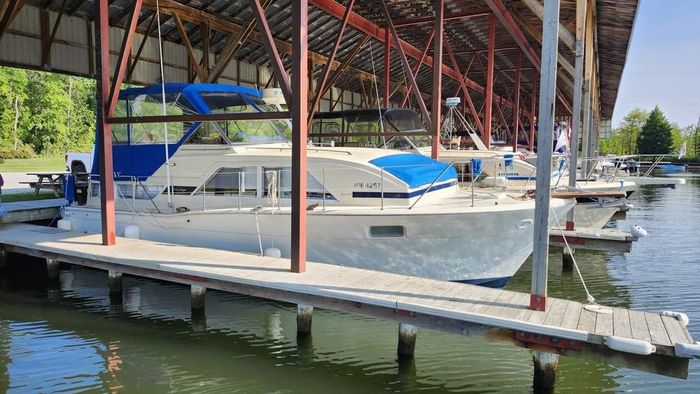 1976 Chris-Craft 350 Catalina Photo 1 of 38