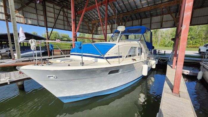 1976 Chris-Craft 350 Catalina Photo 3 of 38