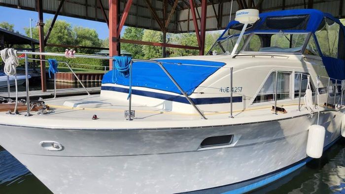 1976 Chris-Craft 350 Catalina Photo 4 of 38