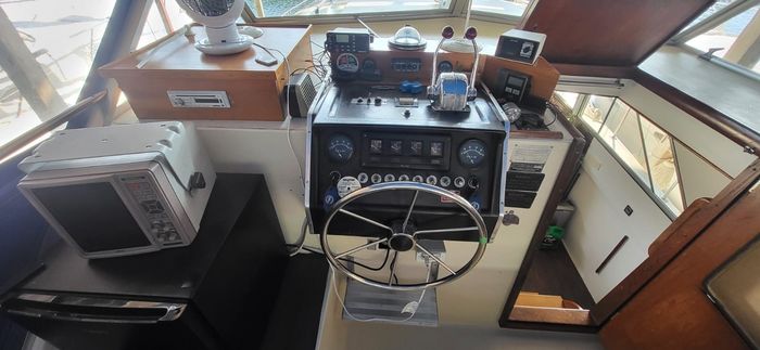 1976 Chris-Craft 350 Catalina Photo 10 of 38