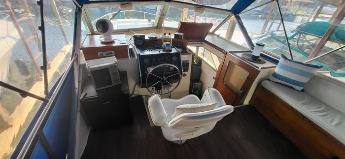 1976 Chris-Craft 350 Catalina Photo 11 of 38