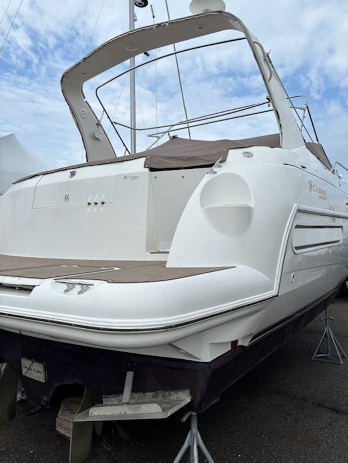 2001 Cruisers Yachts 3572 Express MC Photo 5 of 23
