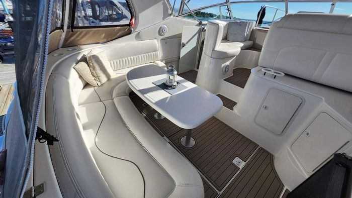 2001 Cruisers Yachts 3572 Express MC Photo 8 of 23