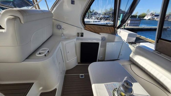 2001 Cruisers Yachts 3572 Express MC Photo 9 of 23
