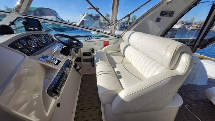 2001 Cruisers Yachts 3572 Express MC Photo 6 of 23