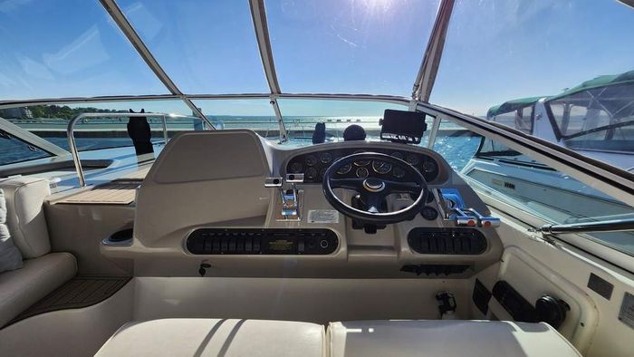 2001 Cruisers Yachts 3572 Express MC Photo 7 of 23