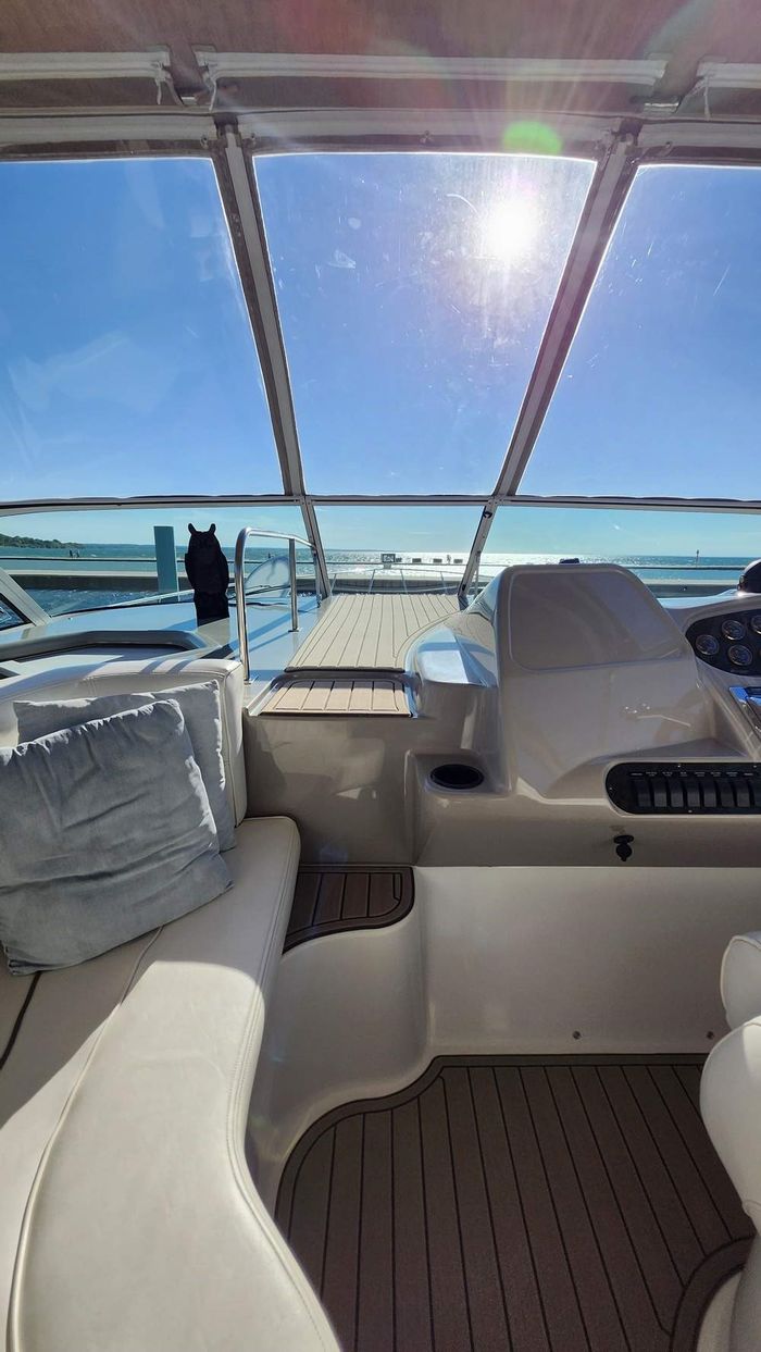2001 Cruisers Yachts 3572 Express MC Photo 12 of 23