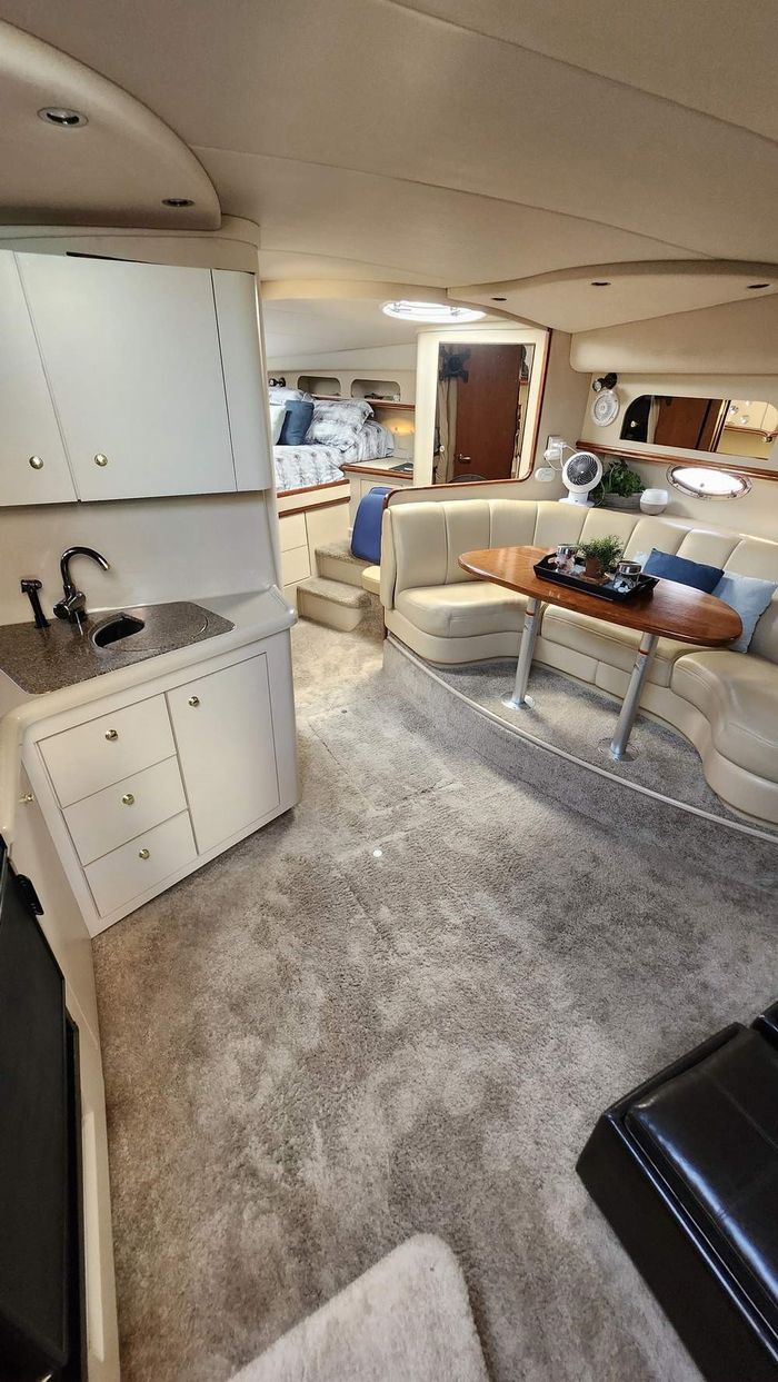 2001 Cruisers Yachts 3572 Express MC Photo 14 of 23