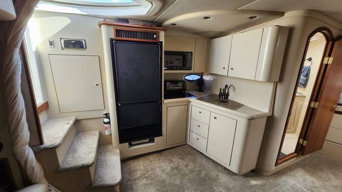 2001 Cruisers Yachts 3572 Express MC Photo 16 of 23