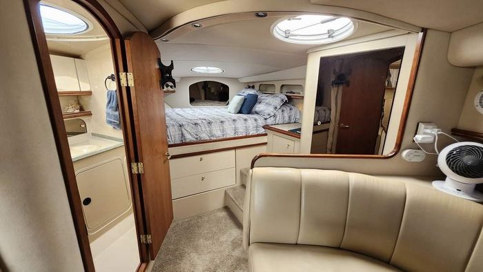 2001 Cruisers Yachts 3572 Express MC Photo 17 of 23