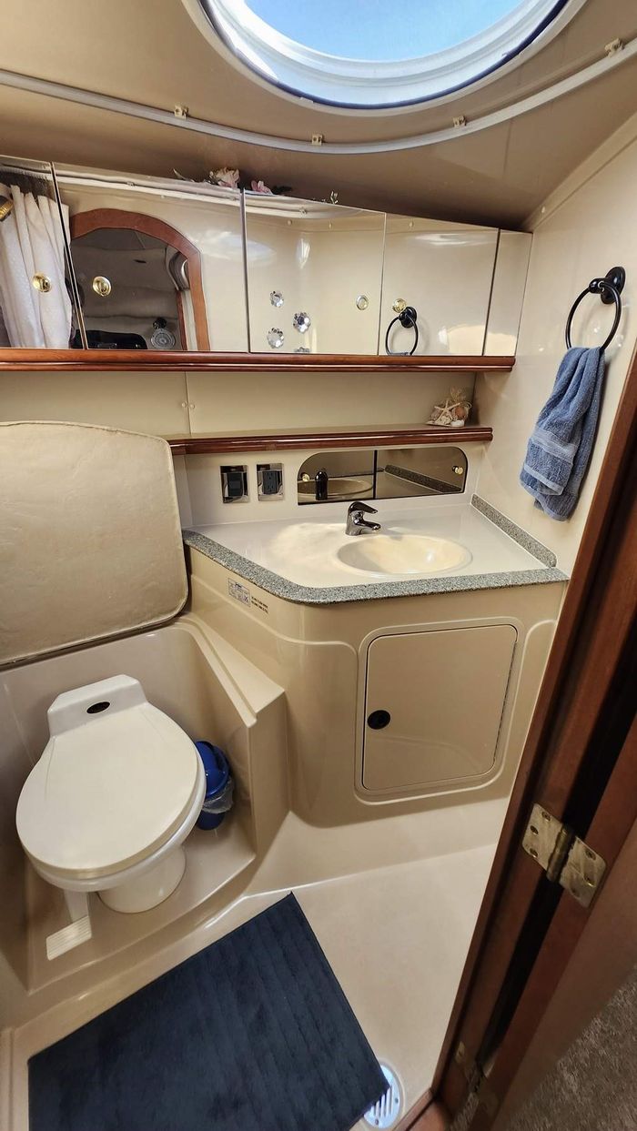 2001 Cruisers Yachts 3572 Express MC Photo 22 of 23
