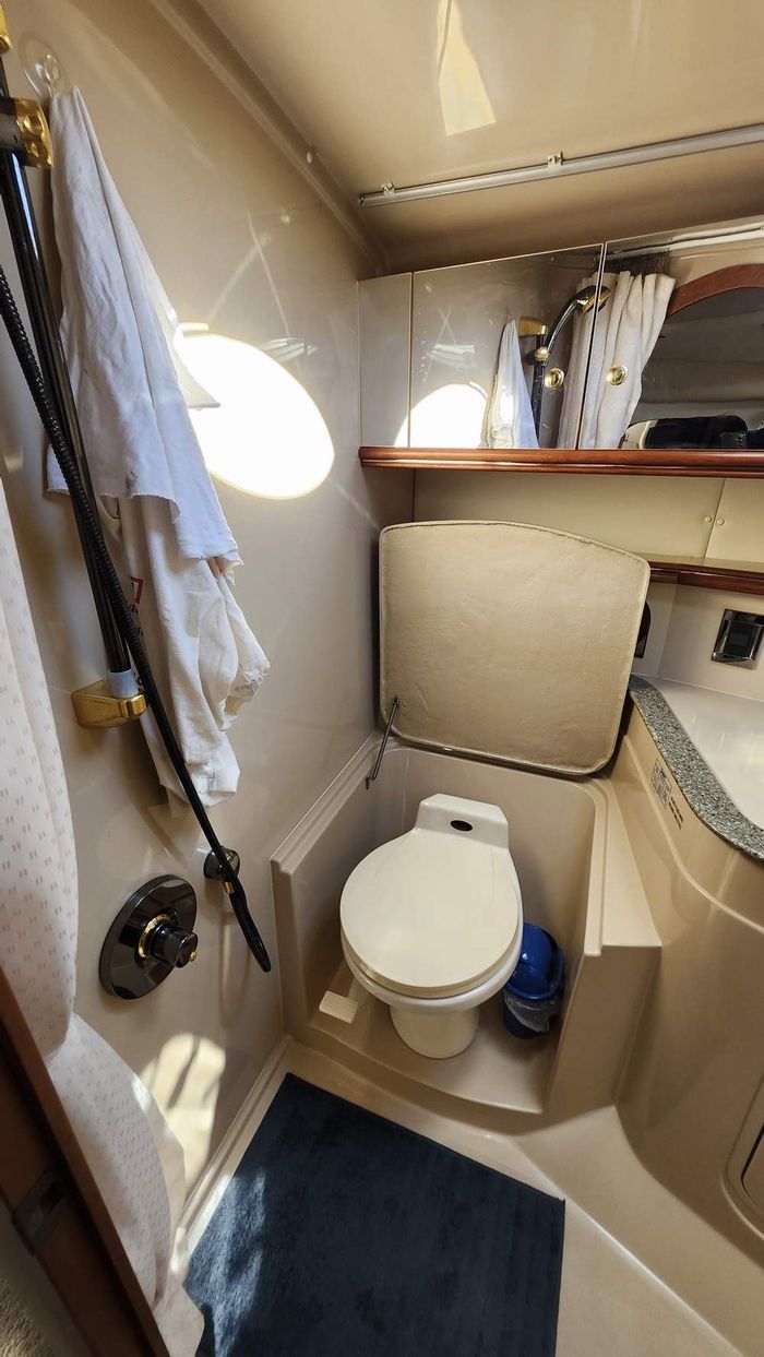 2001 Cruisers Yachts 3572 Express MC Photo 23 of 23