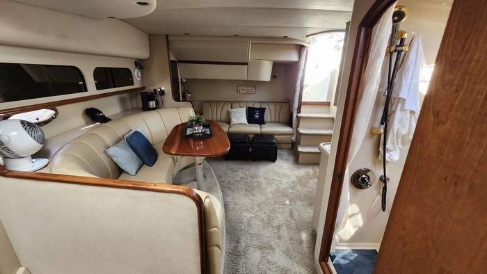 2001 Cruisers Yachts 3572 Express MC Photo 21 of 23