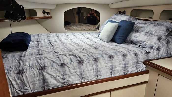 2001 Cruisers Yachts 3572 Express MC Photo 18 of 23
