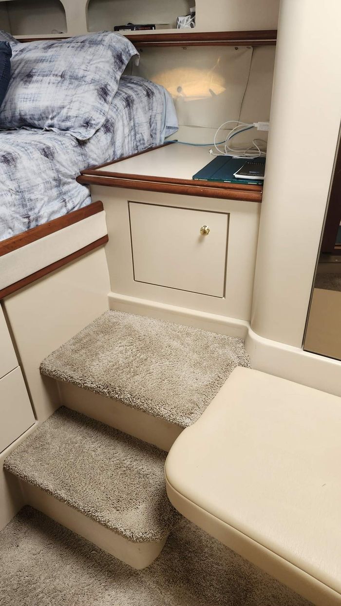 2001 Cruisers Yachts 3572 Express MC Photo 19 of 23