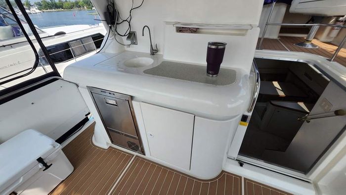 1997 Cruisers Yachts 3650 Motor Yacht Photo 16 of 40