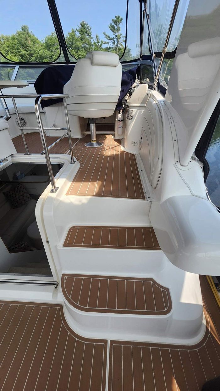 1997 Cruisers Yachts 3650 Motor Yacht Photo 14 of 40