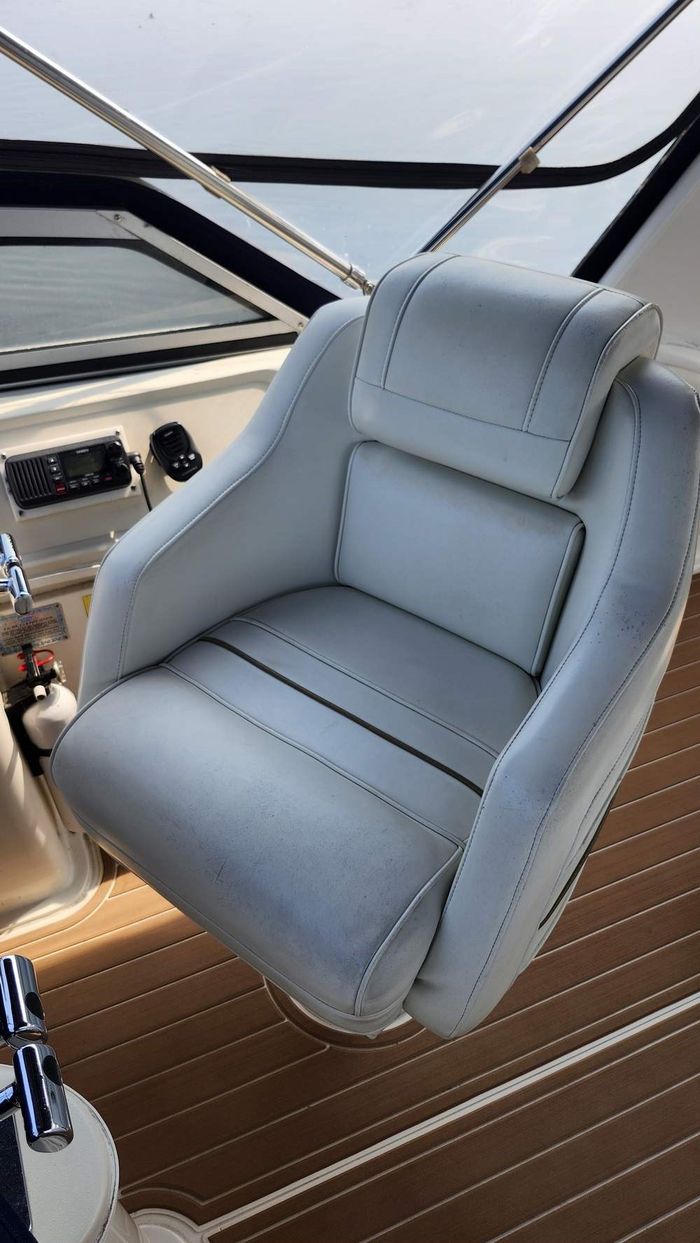 1997 Cruisers Yachts 3650 Motor Yacht Photo 11 of 40