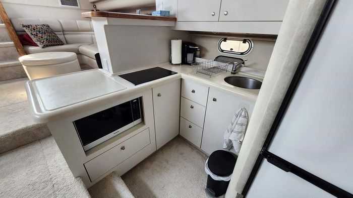 1997 Cruisers Yachts 3650 Motor Yacht Photo 26 of 40