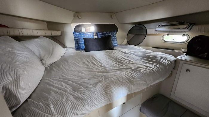 1997 Cruisers Yachts 3650 Motor Yacht Photo 29 of 40