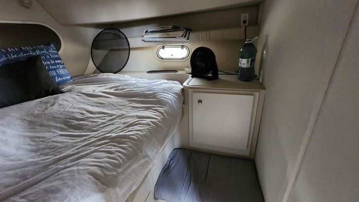 1997 Cruisers Yachts 3650 Motor Yacht Photo 30 of 40