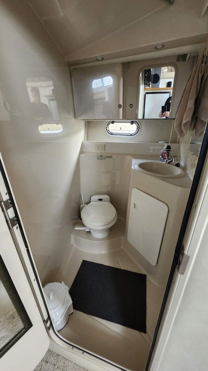 1997 Cruisers Yachts 3650 Motor Yacht Photo 32 of 40