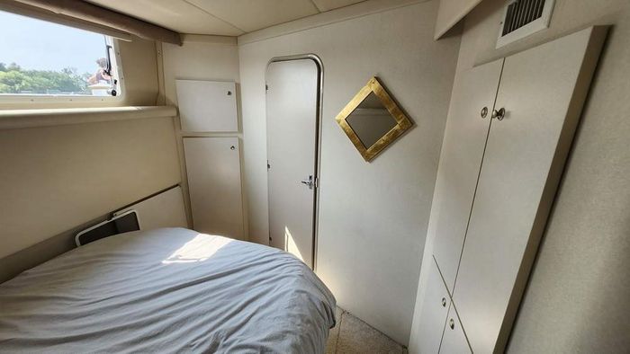 1997 Cruisers Yachts 3650 Motor Yacht Photo 35 of 40