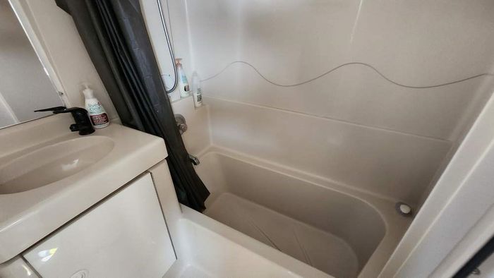 1997 Cruisers Yachts 3650 Motor Yacht Photo 39 of 40