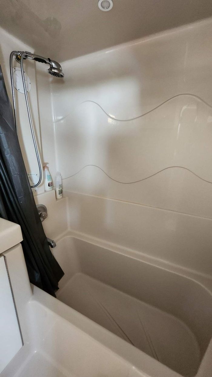 1997 Cruisers Yachts 3650 Motor Yacht Photo 38 of 40