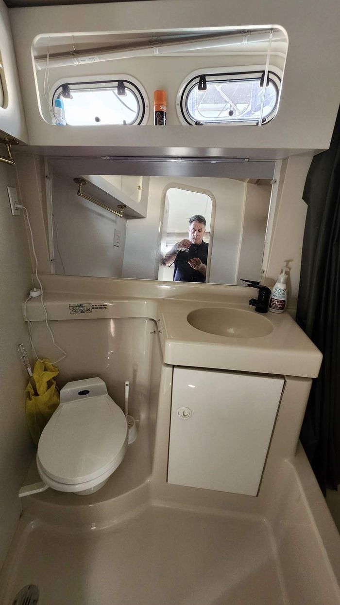 1997 Cruisers Yachts 3650 Motor Yacht Photo 37 of 40