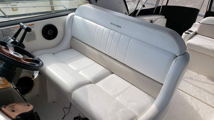 2006 Rinker 342 Fiesta Vee Photo 11 of 25