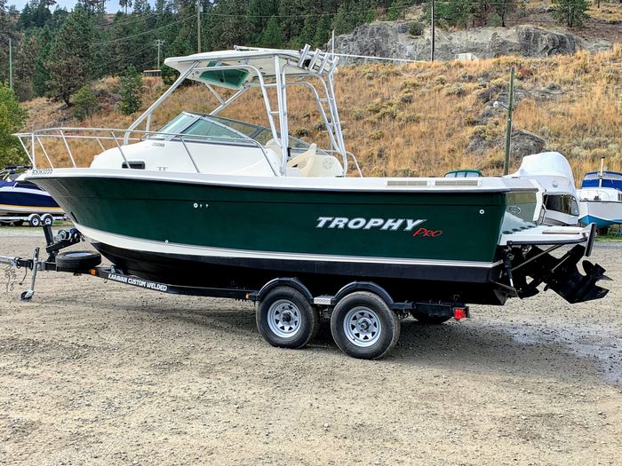 Trophy 2352 Walkaround 2005 Used Boat for Sale in Kelowna, British