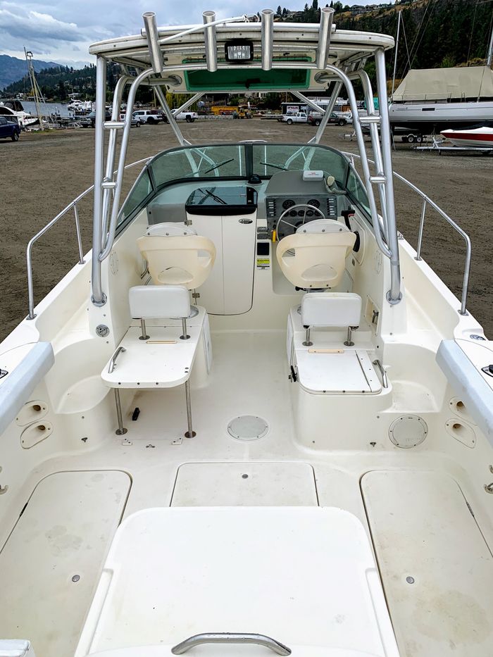 Trophy 2352 Walkaround 2005 Used Boat for Sale in Kelowna, British