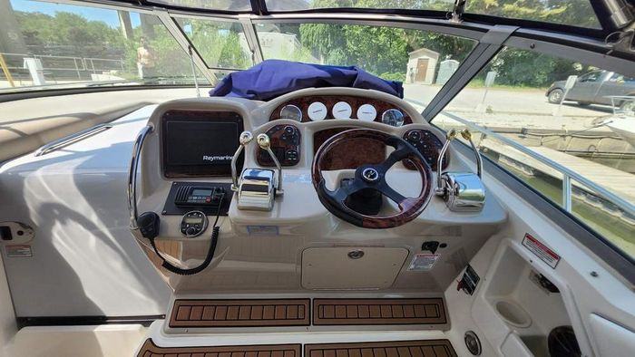 2005 Sea Ray 320 Sundancer Photo 11 of 30