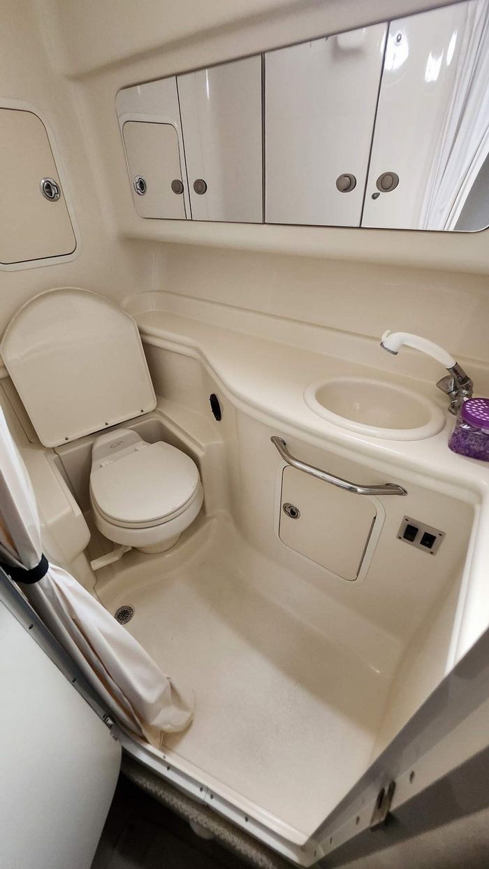 2005 Sea Ray 320 Sundancer Photo 29 of 30