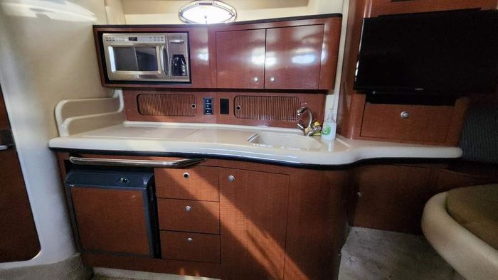 2005 Sea Ray 320 Sundancer Photo 18 of 30