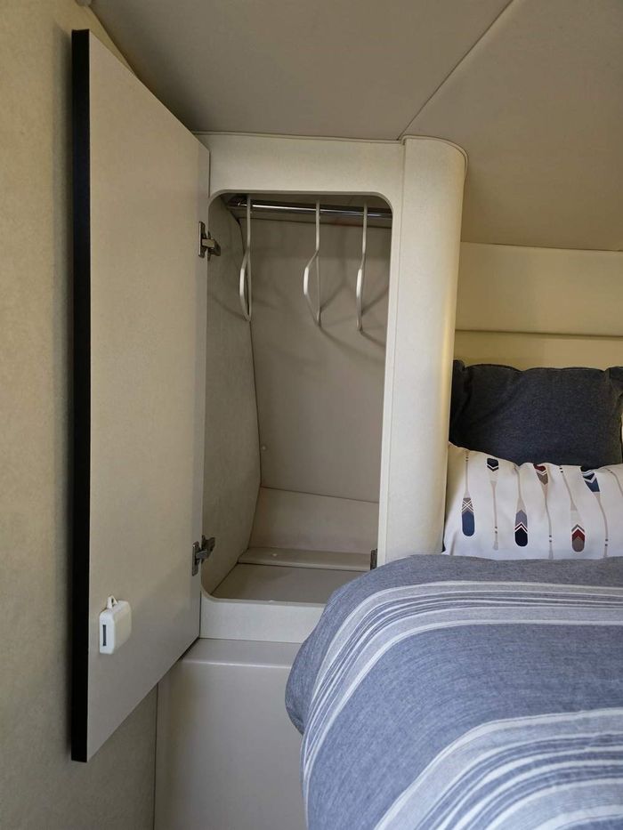 1998 Cruisers Yachts 3375 Esprit Photo 32 of 40