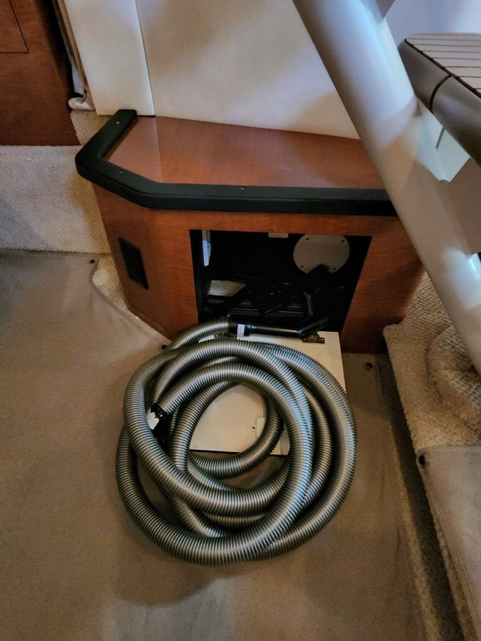 2005 Sea Ray 340 Sundancer Photo 38 of 47