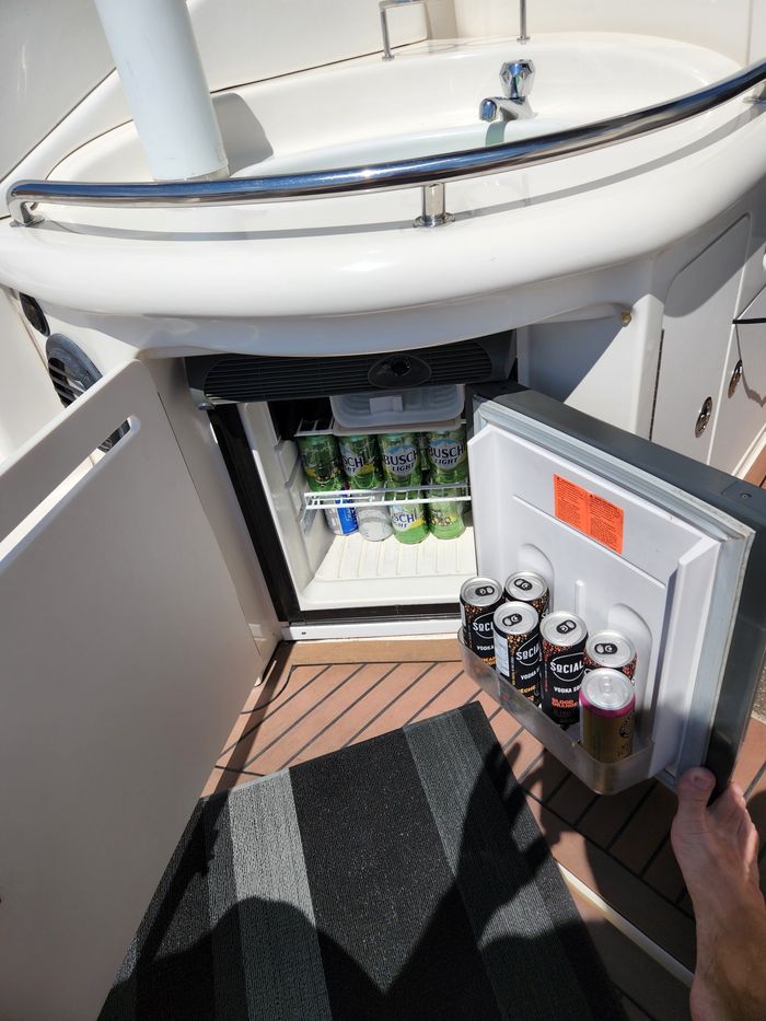 2005 Sea Ray 340 Sundancer Photo 13 of 47