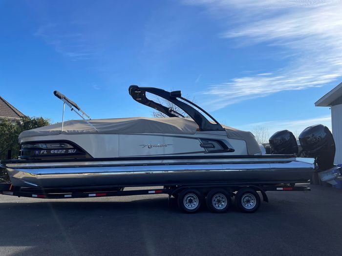 Avalon Excalibur 2021 Used Boat for Sale in Oka, Quebec BoatDealers.ca