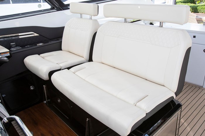 2025 Cruisers Yachts 50 GLS Photo 13 sur 21