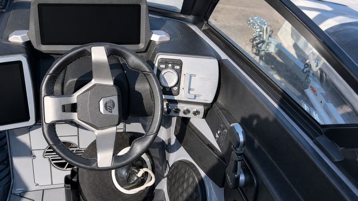 2022 Malibu 23MXZ Photo 3 of 11