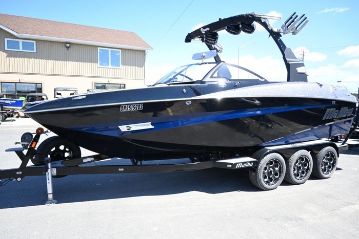 2017 Malibu M235 Photo 2 of 29