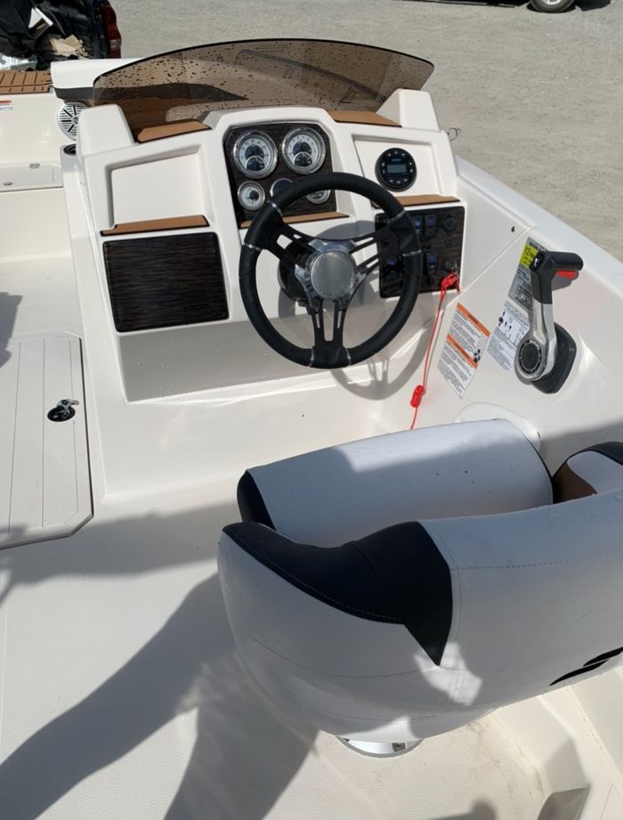 2025 Starcraft SVX 171 Deck Boat Blueberry Suzuki DF115 Four Stro Photo 7 of 18