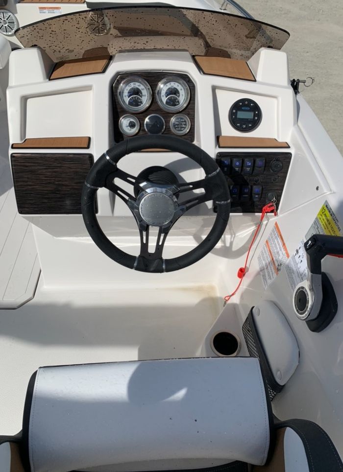 2025 Starcraft SVX 171 Deck Boat Blueberry Suzuki DF115 Four Stro Photo 8 of 18