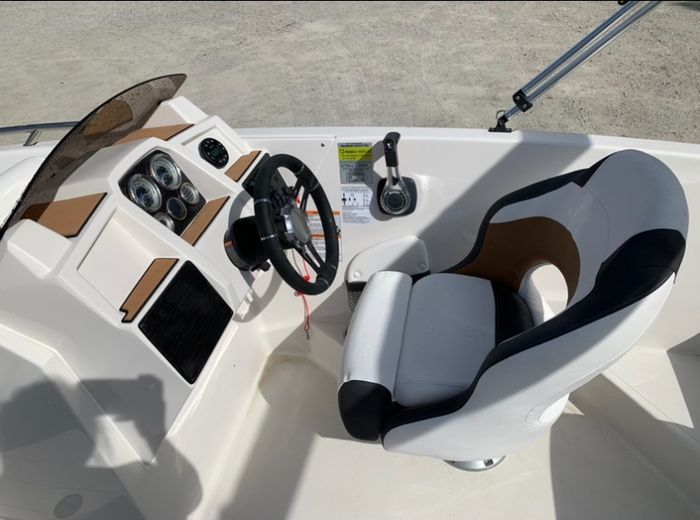 2025 Starcraft SVX 171 Deck Boat Blueberry Suzuki DF115 Four Stro Photo 11 of 18