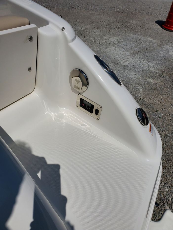 2011 Chaparral 215 SSI Photo 3 of 20