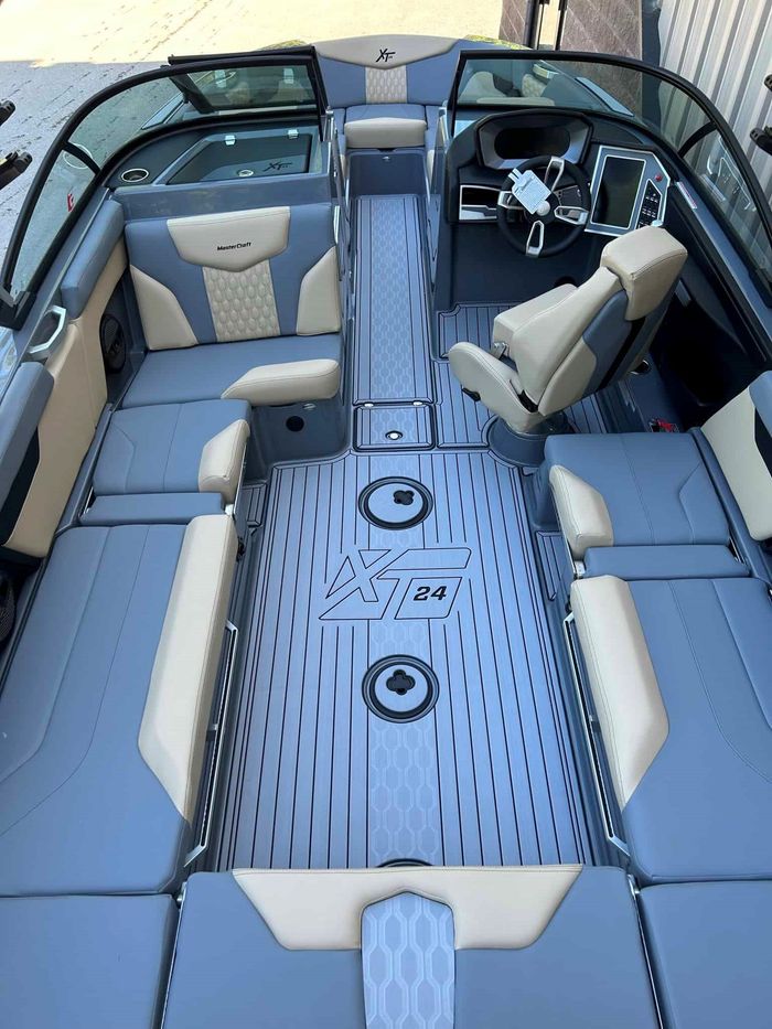2024 MasterCraft XT24 Photo 12 of 28