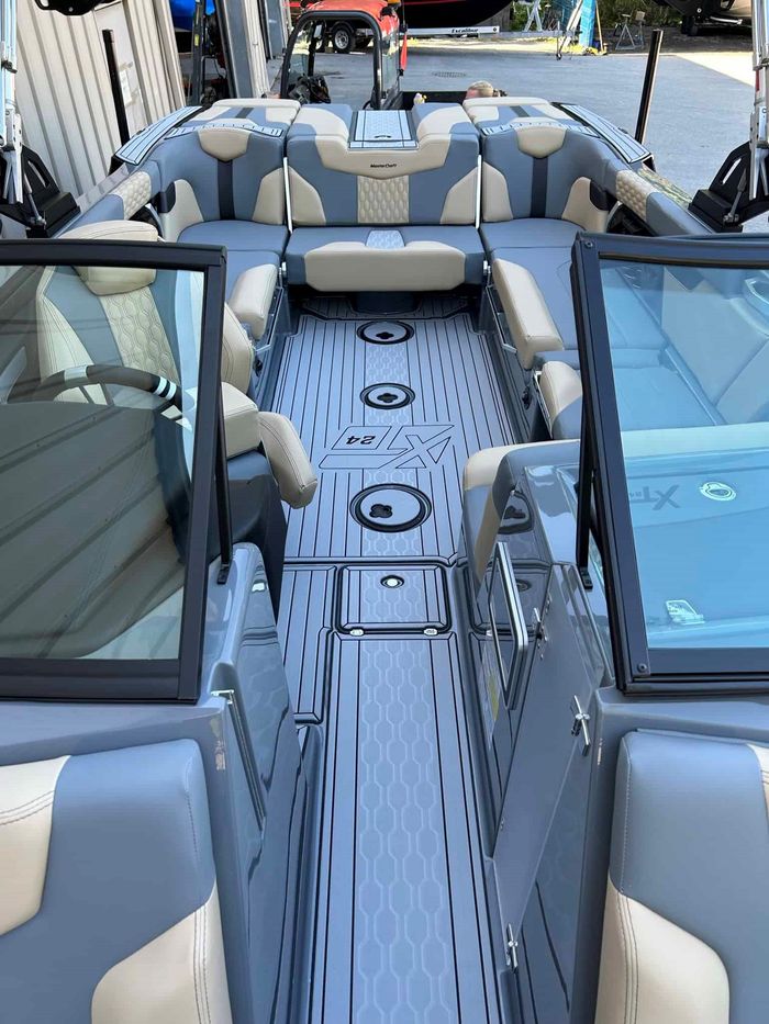 2024 MasterCraft XT24 Photo 16 of 28
